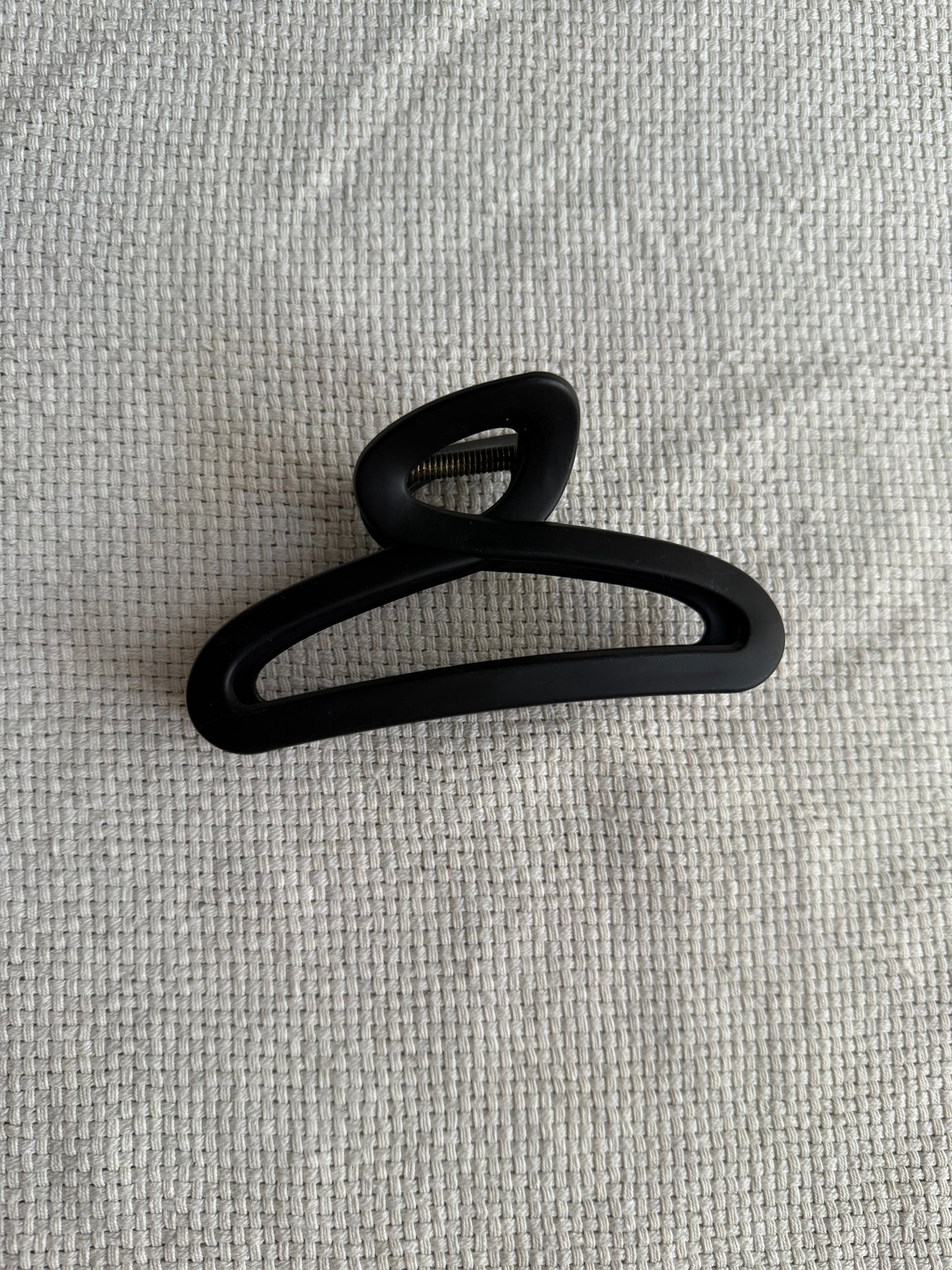 Closed loop hair claw clip