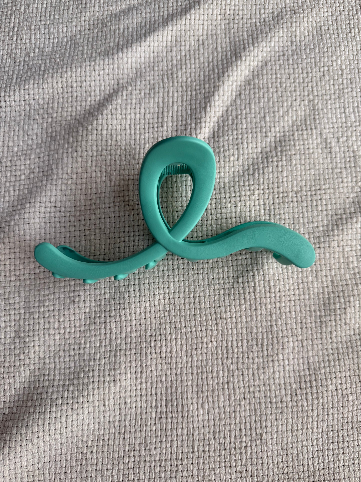 Open curved loop hair claw clip