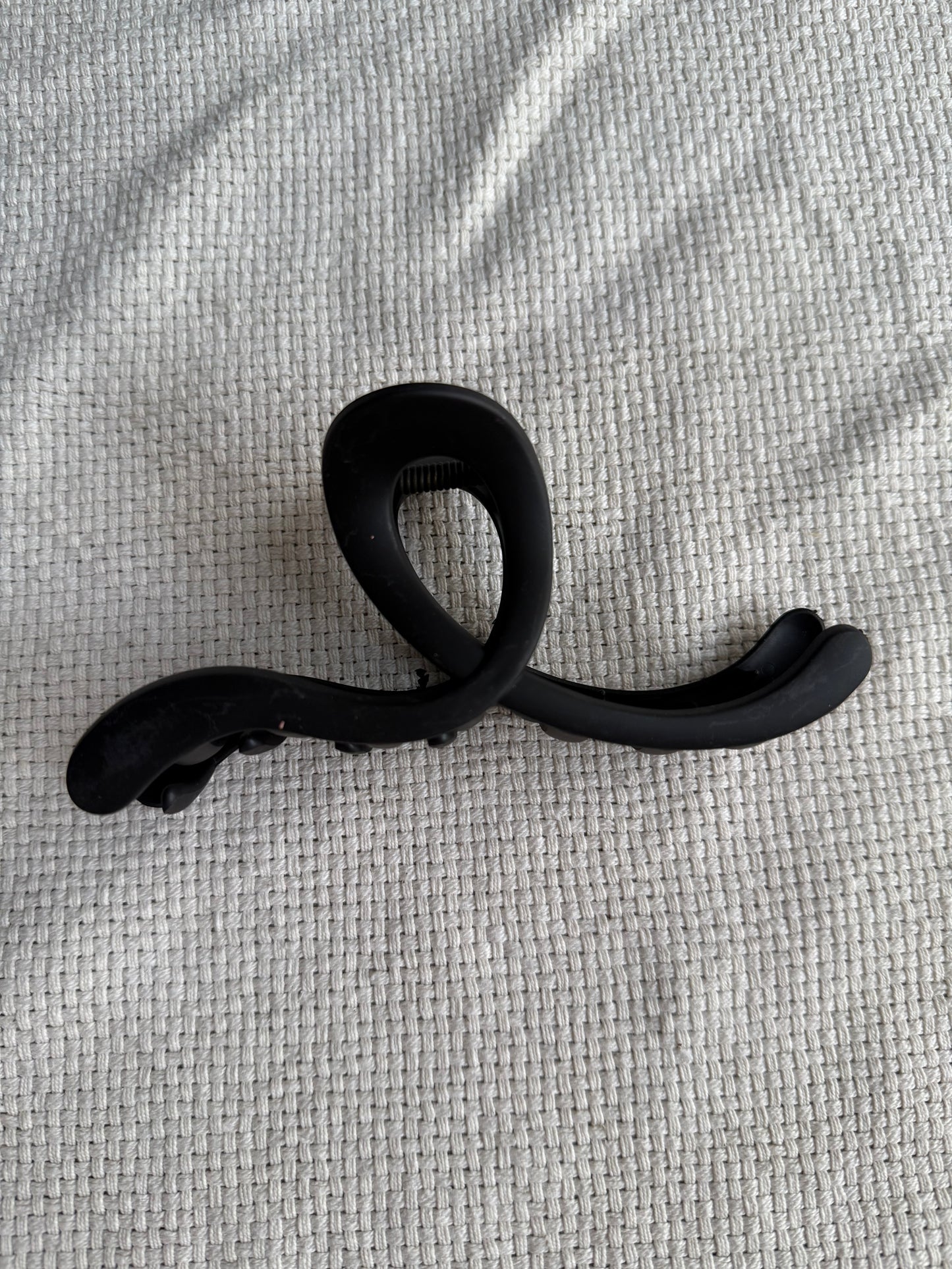 Open curve loop hair claw clip