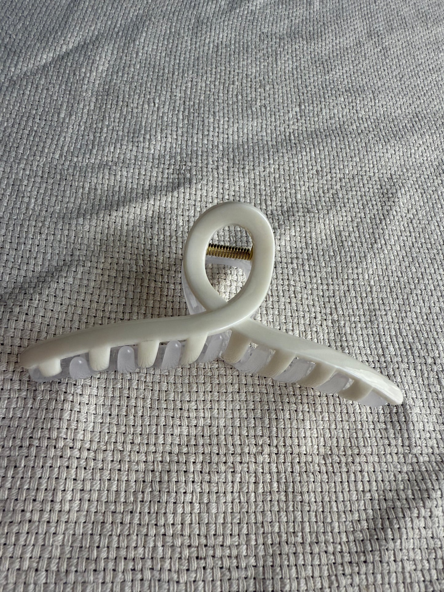 Open loop claw hair clip