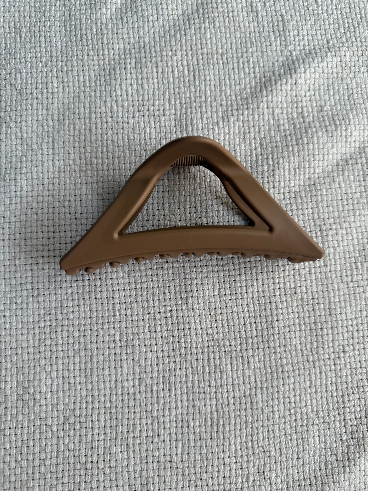 Triangular claw hair clip