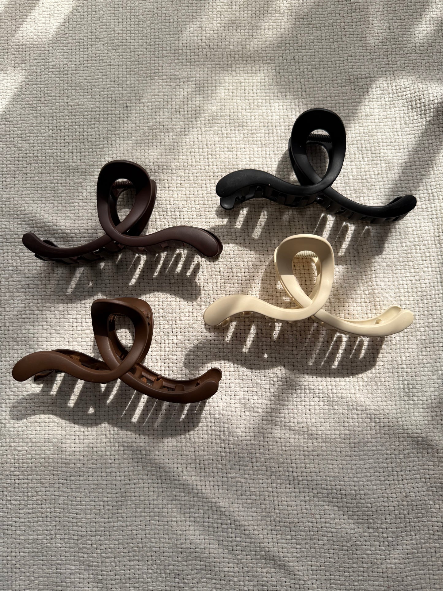 Open curve loop hair claw clip