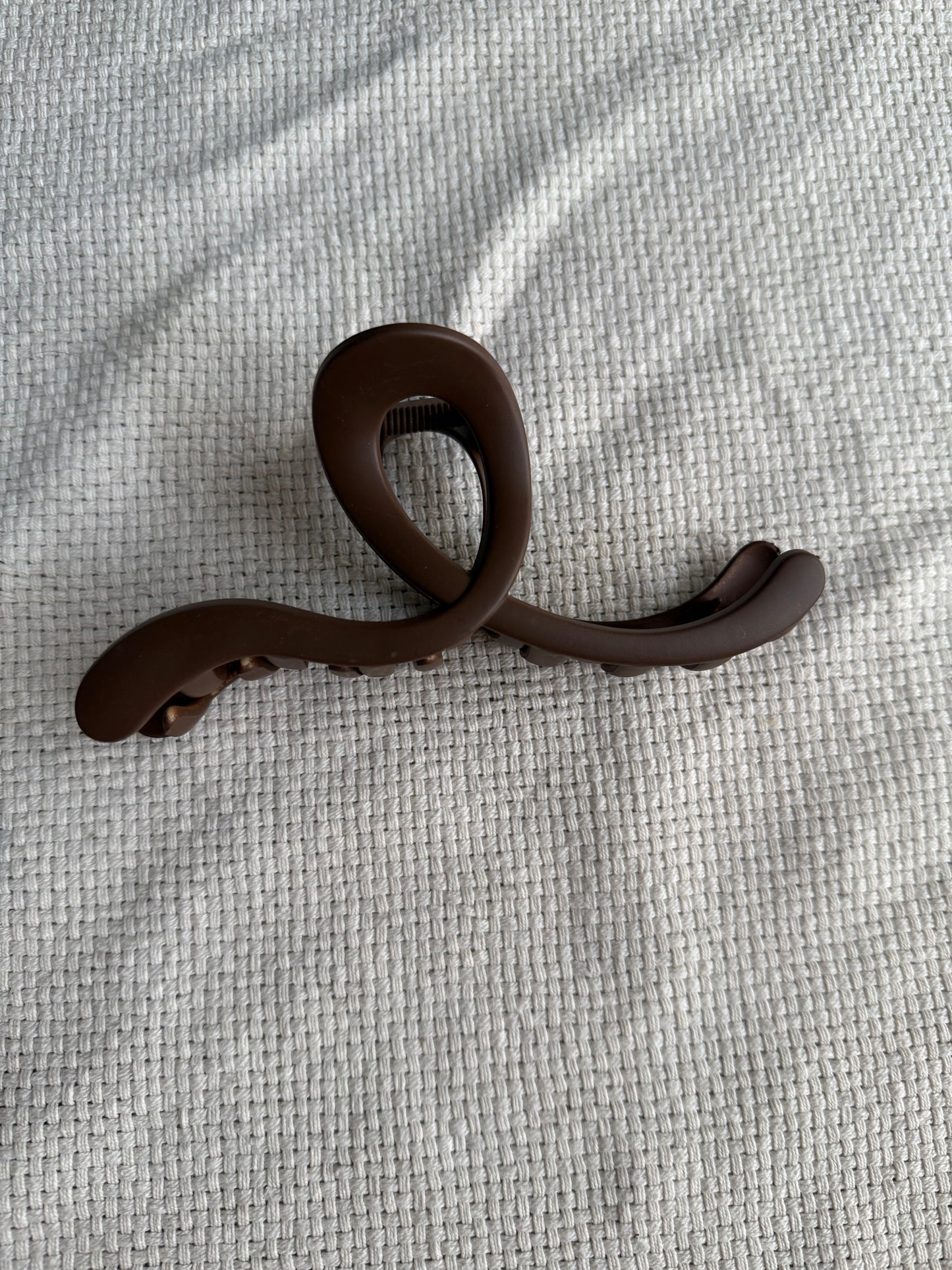 Open curve loop hair claw clip