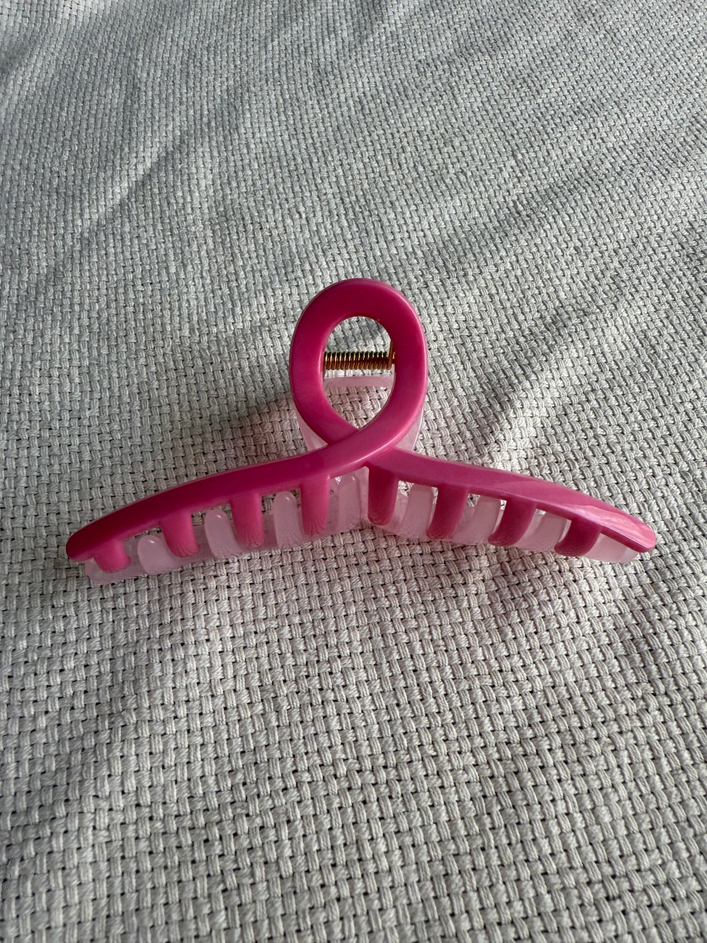 Open loop claw hair clip