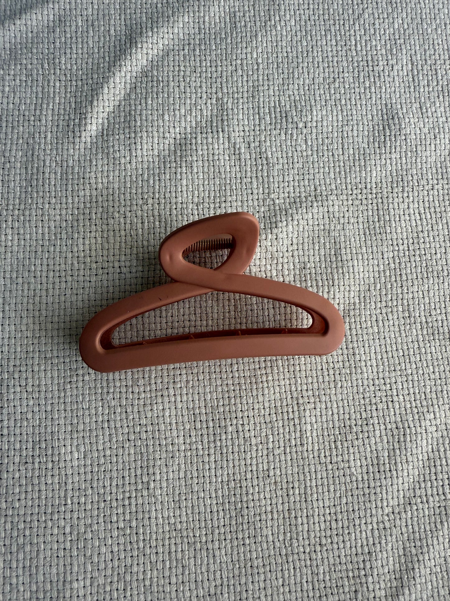 Closed loop hair claw clip