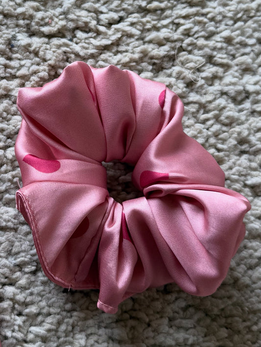 Pink hearted scrunchie 💗