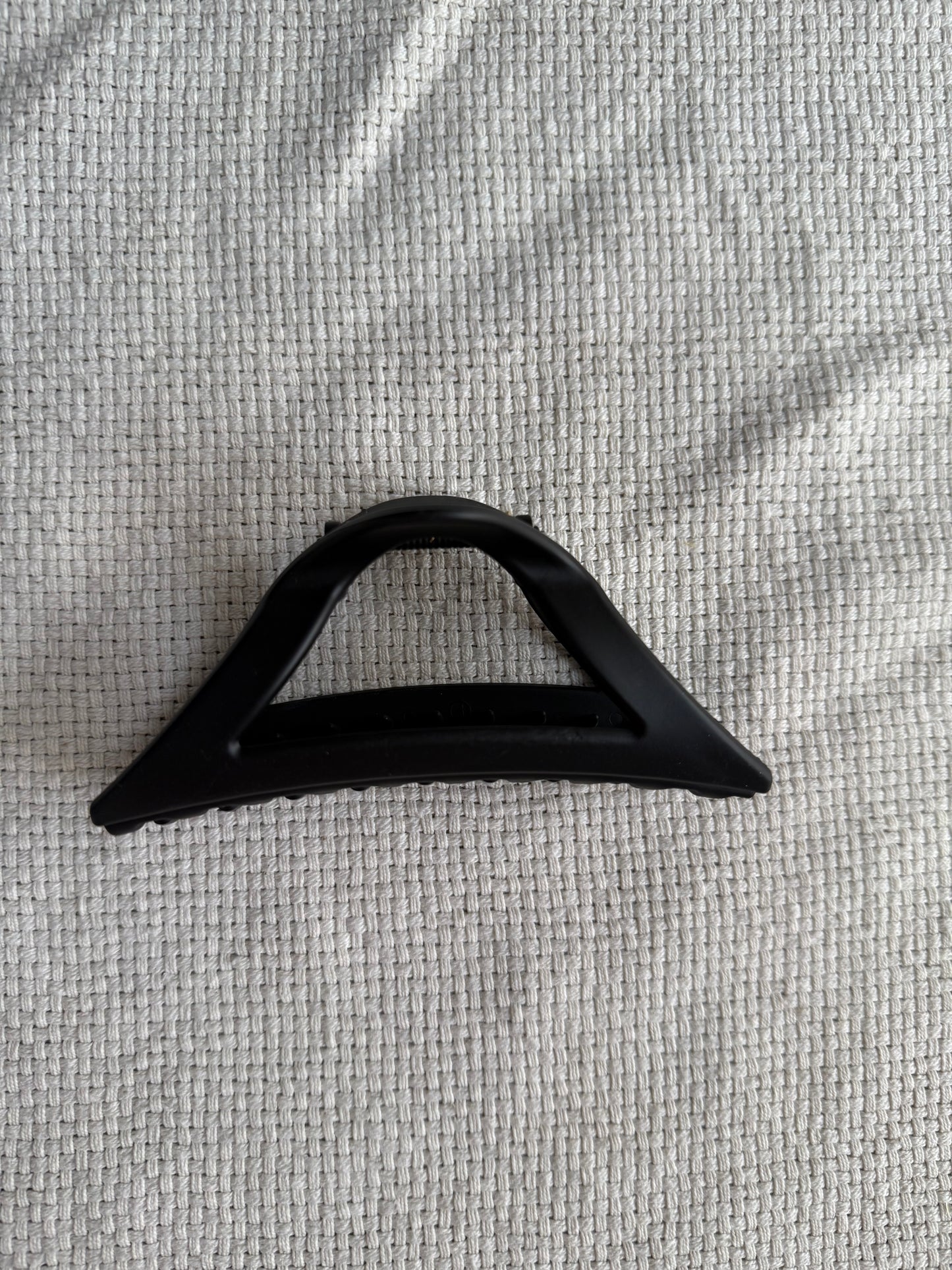 Triangular claw hair clip