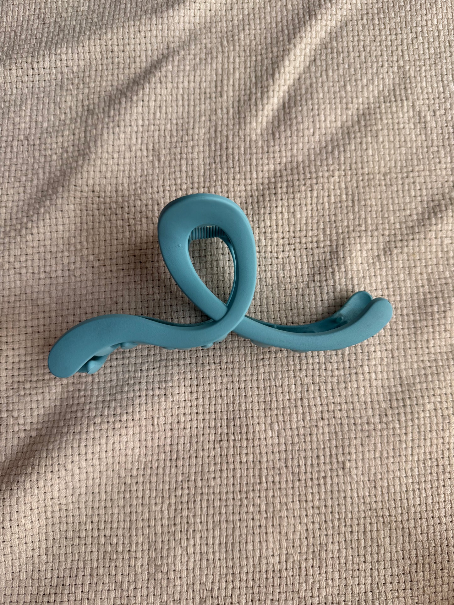 Open curved loop hair claw clip