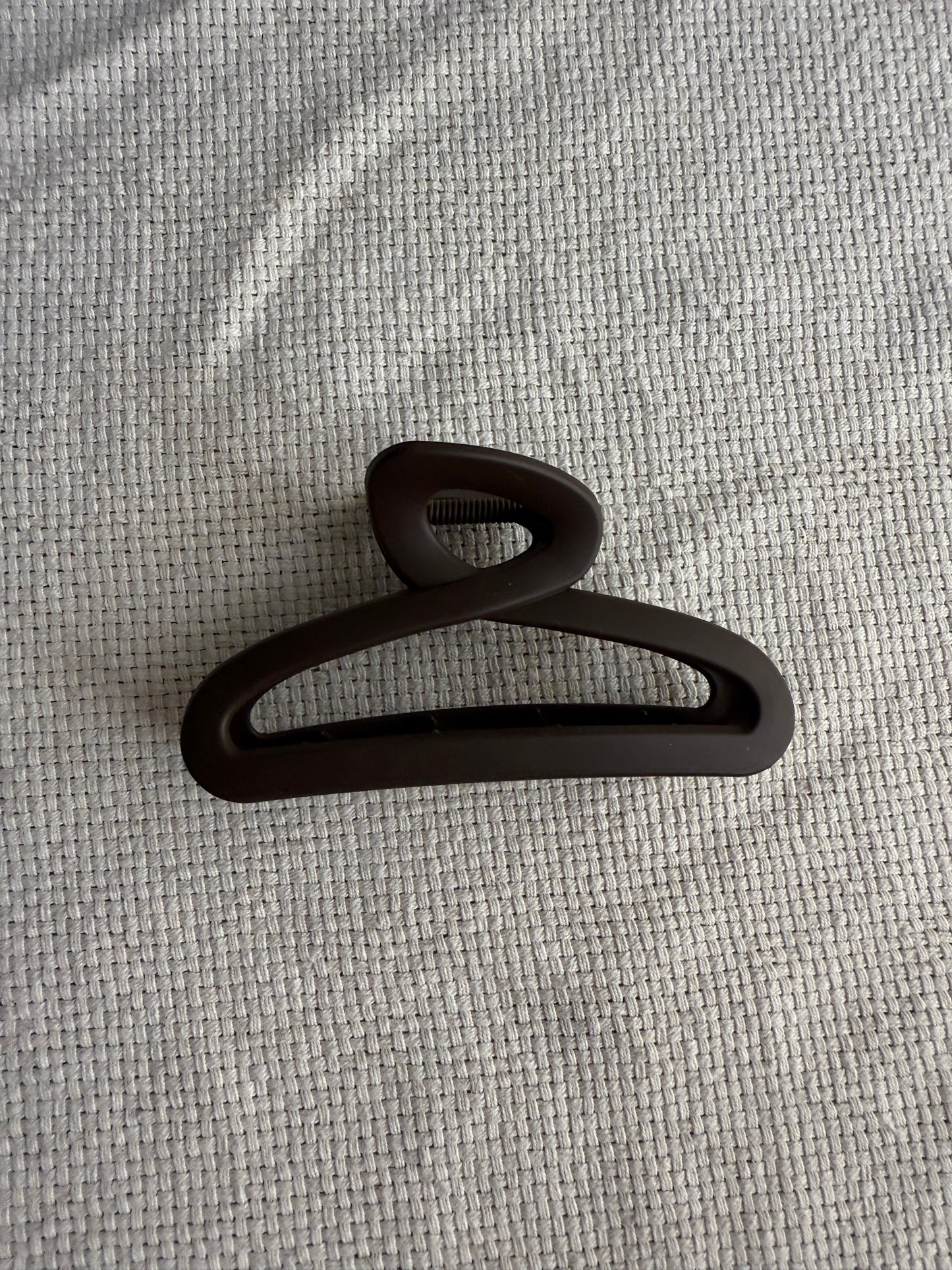 Closed loop hair claw clip