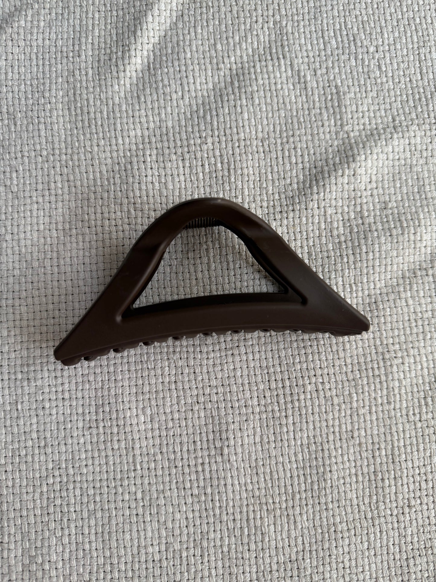 Triangular claw hair clip