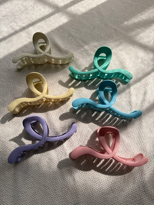 Open curved loop hair claw clip