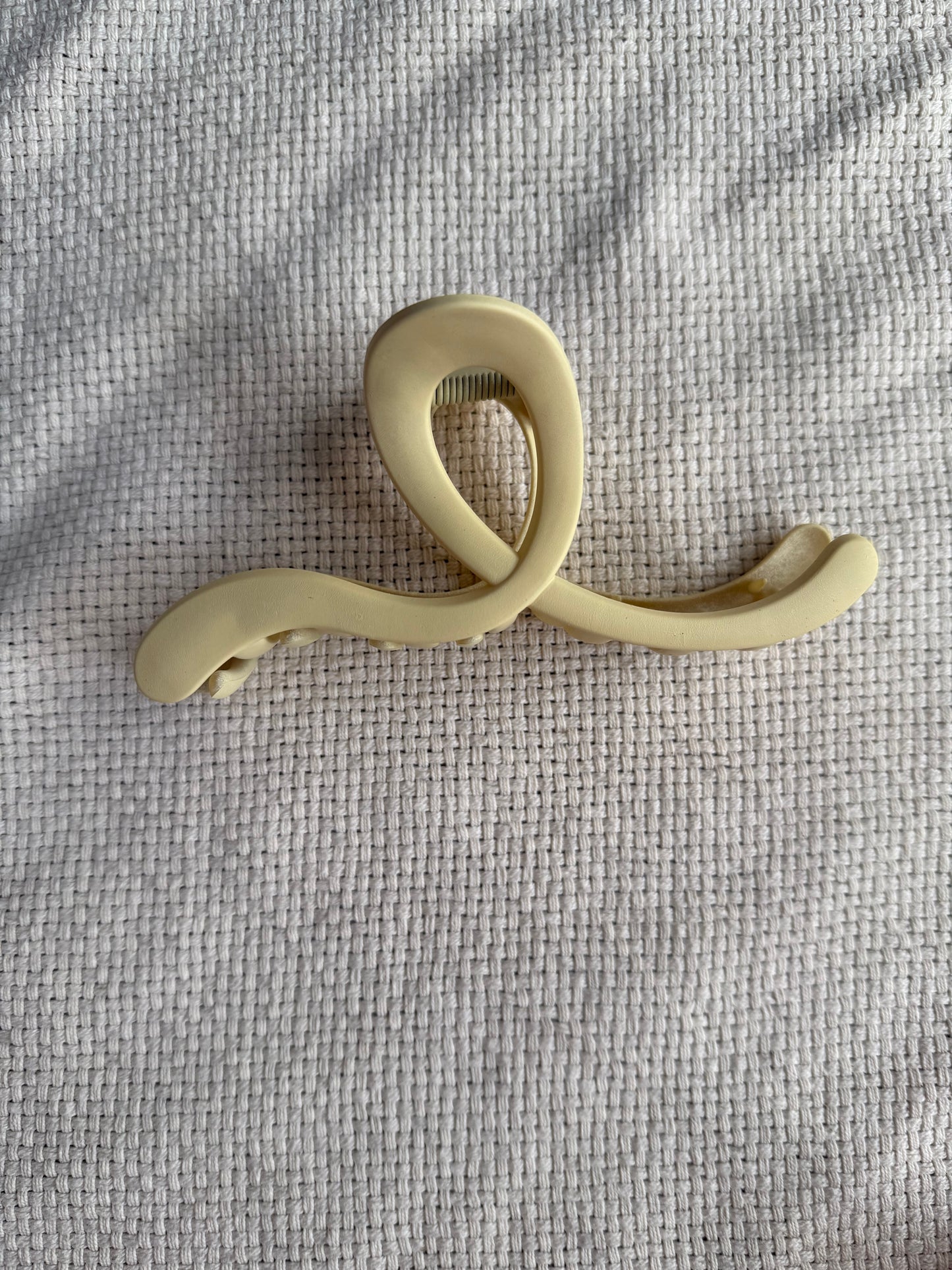 Open curved loop hair claw clip