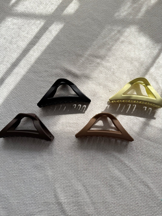 Triangular claw hair clip