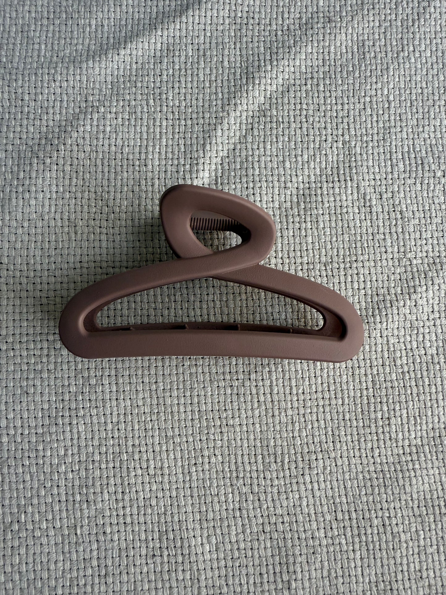 Closed loop hair claw clip