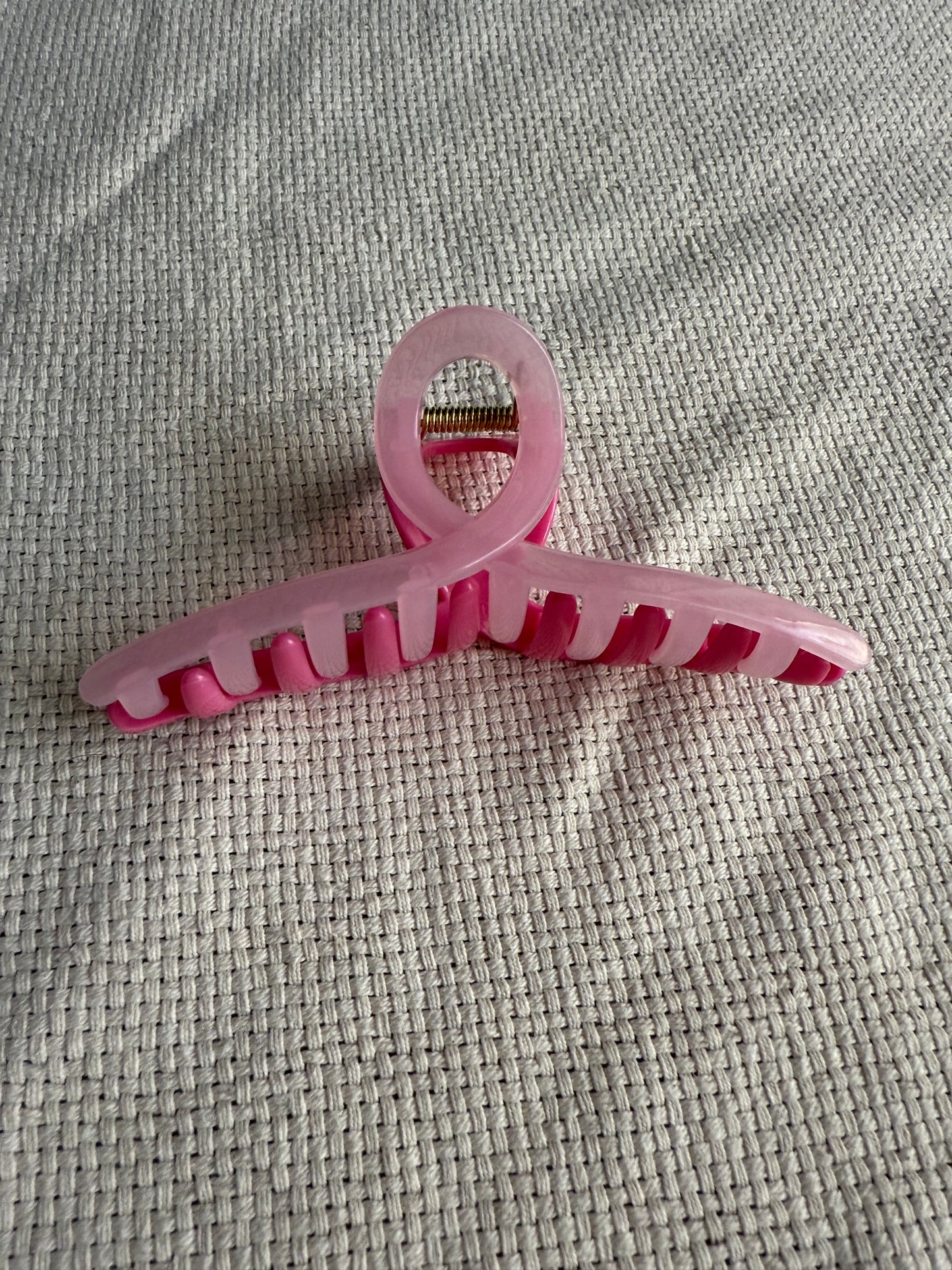 Open loop claw hair clip