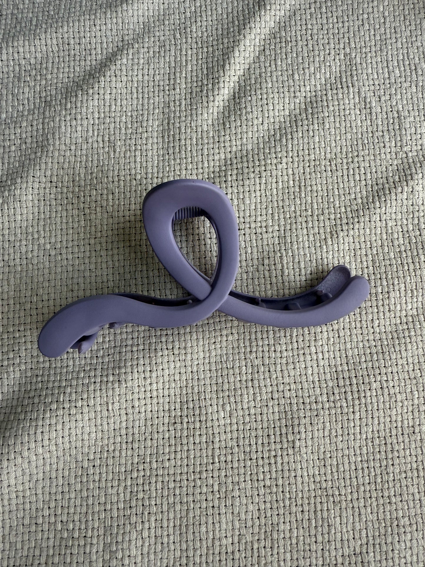 Open curved loop hair claw clip