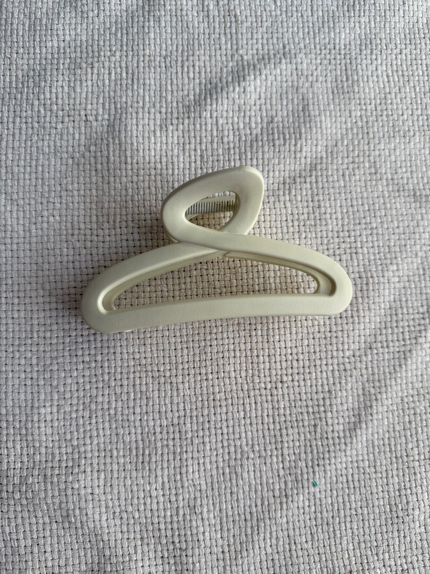 Closed loop hair claw clip