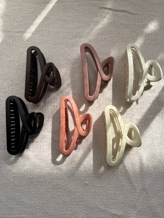 Closed loop hair claw clip