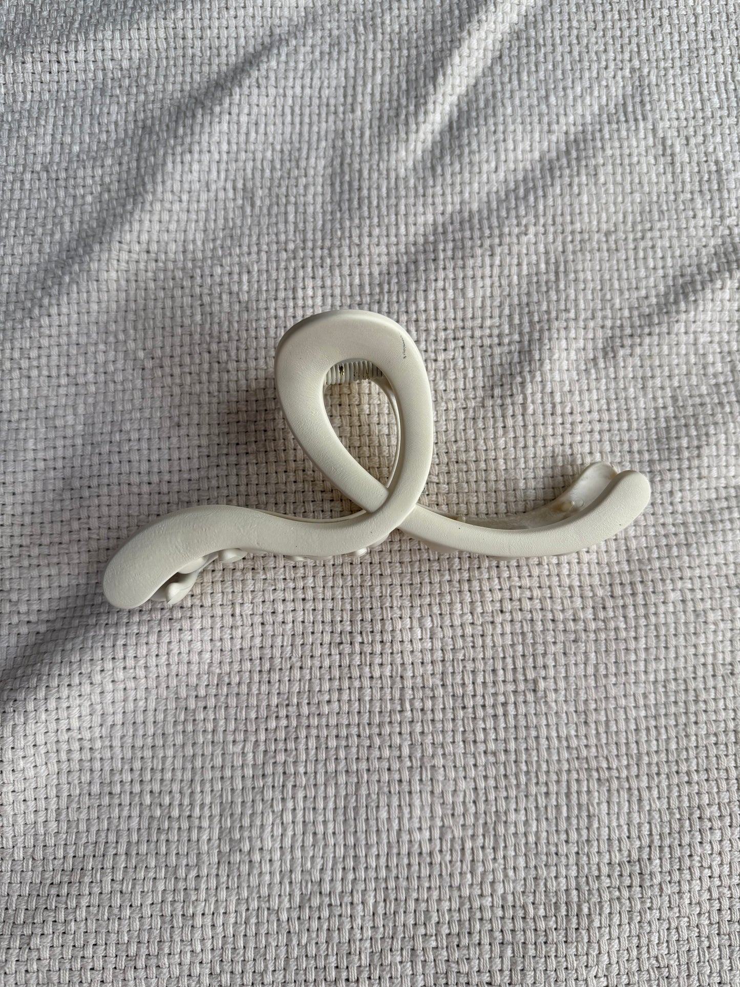 Open curved loop hair claw clip