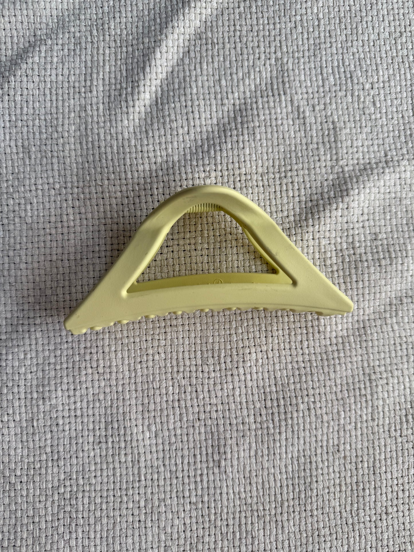 Triangular claw hair clip