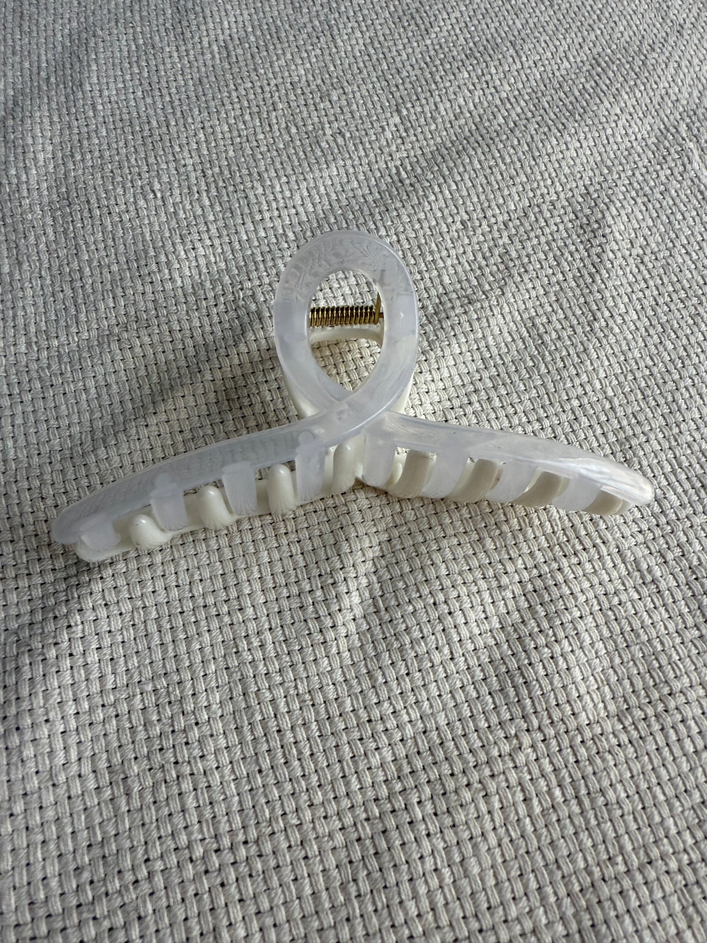 Open loop claw hair clip