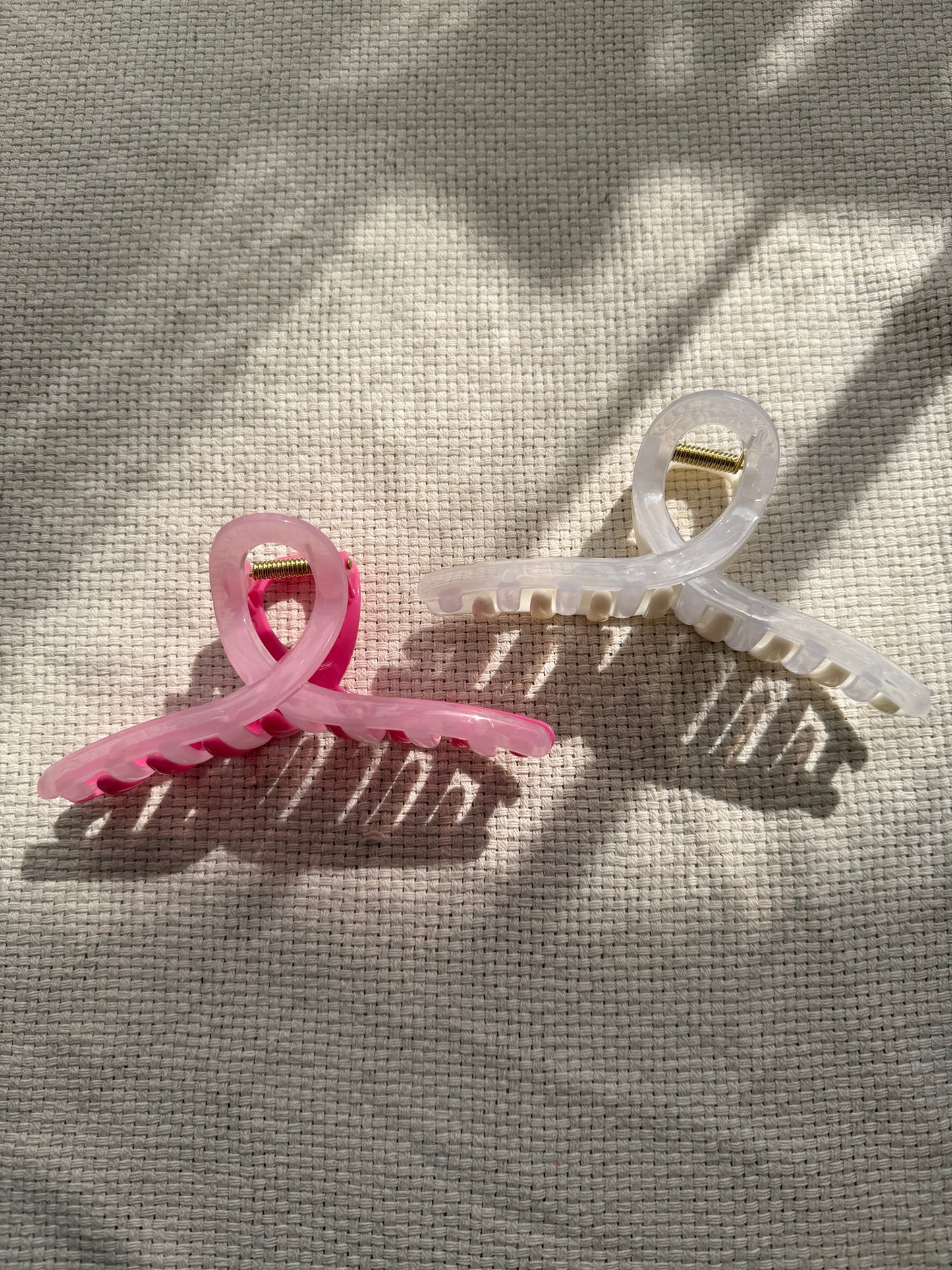 Open loop claw hair clip