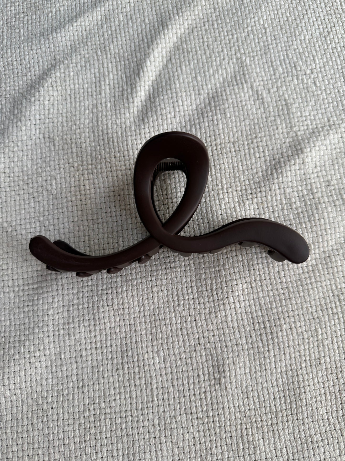 Open curve loop hair claw clip