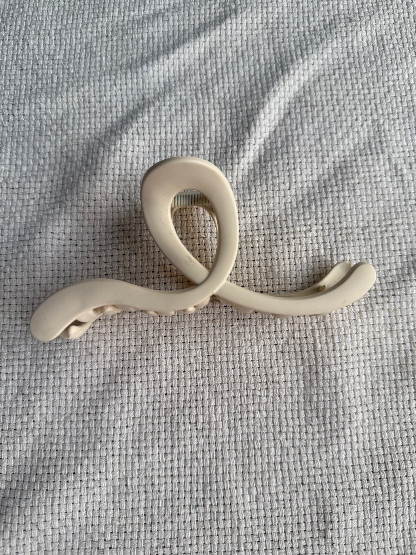 Open curve loop hair claw clip