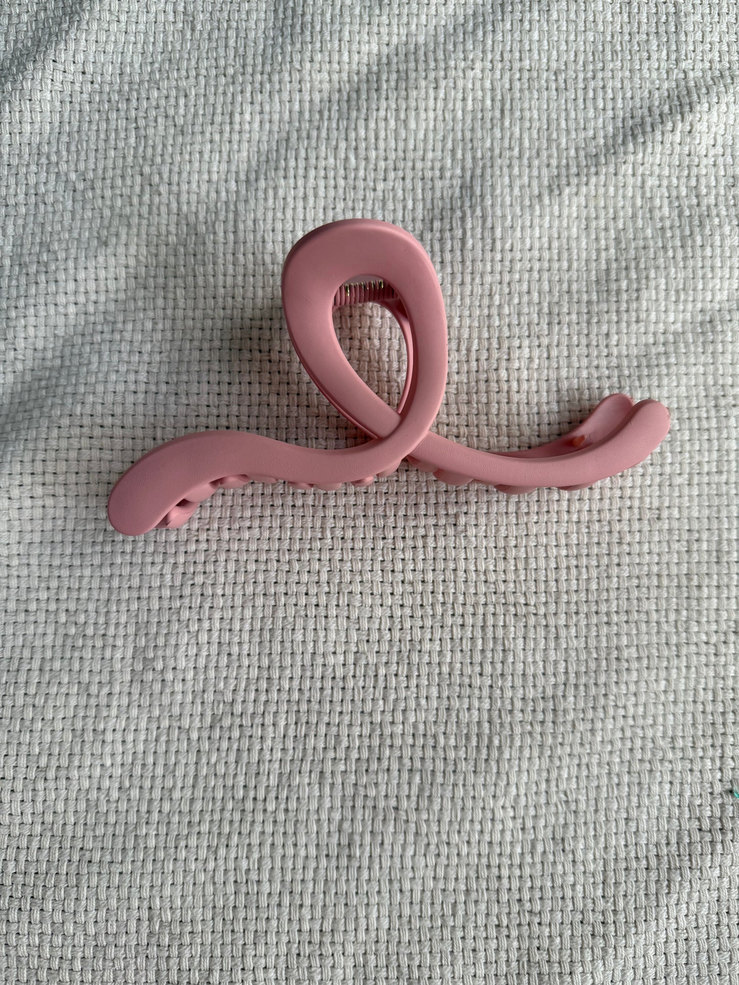 Open curved loop hair claw clip