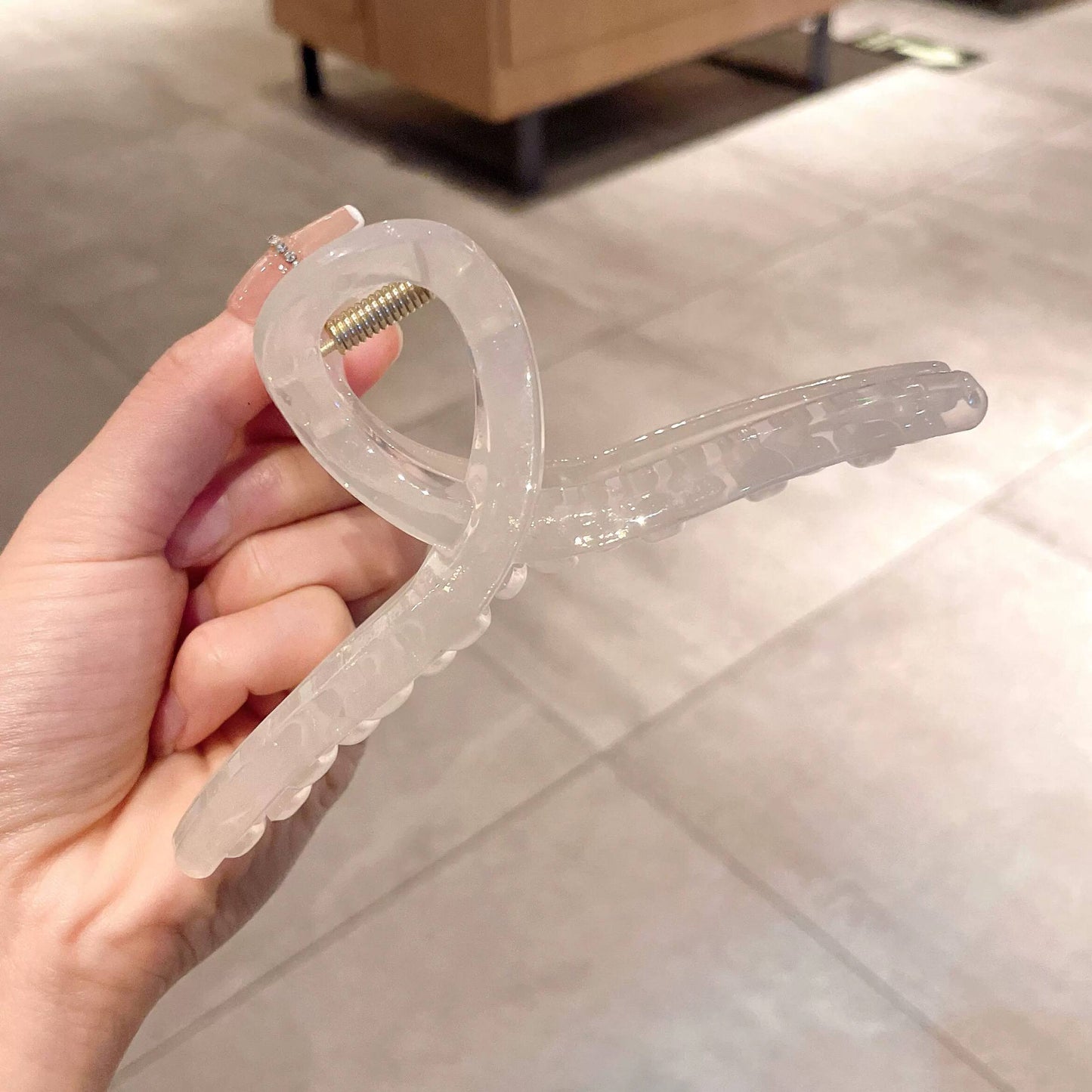 Open loop claw hair clip