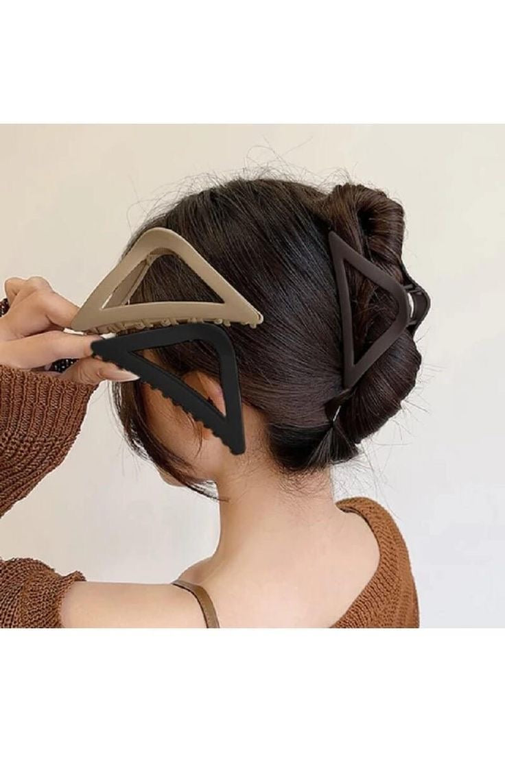 Triangular claw hair clip
