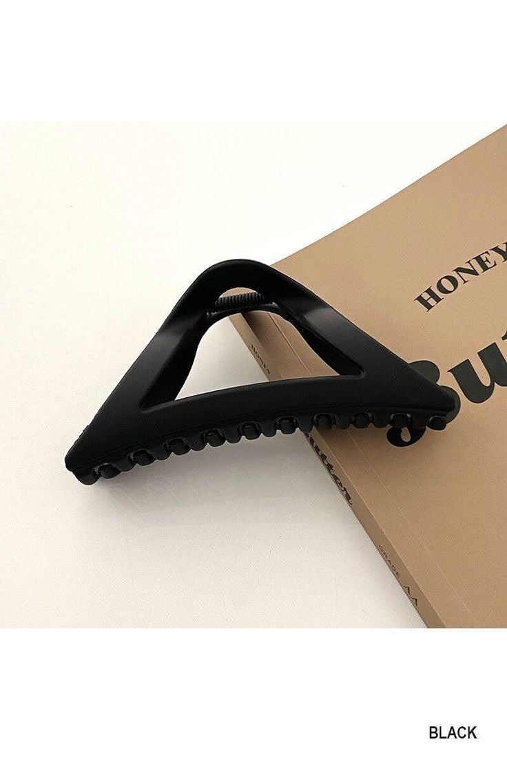 Triangular claw hair clip